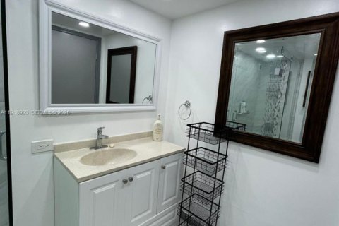 Condo in Sunny Isles Beach, Florida, 1 bedroom  № 2007138 - photo 22