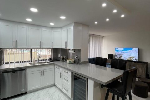 Condo in Sunny Isles Beach, Florida, 1 bedroom  № 2007138 - photo 16