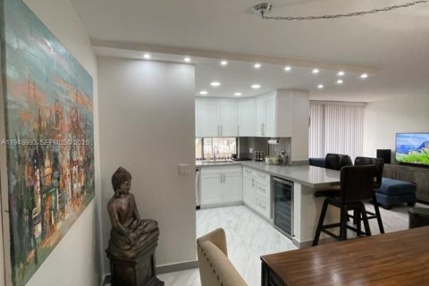 Condo in Sunny Isles Beach, Florida, 1 bedroom  № 2007138 - photo 27