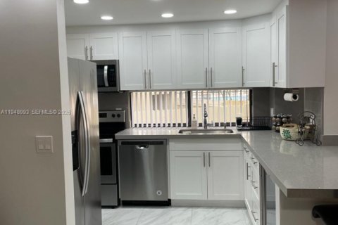 Condo in Sunny Isles Beach, Florida, 1 bedroom  № 2007138 - photo 19