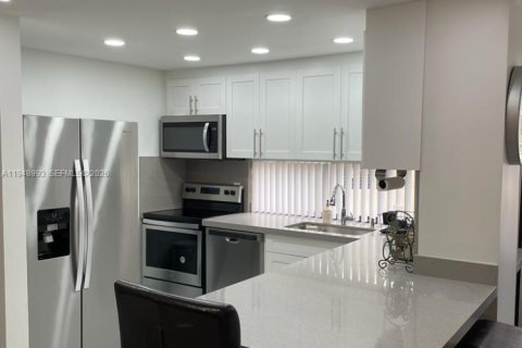 Condo in Sunny Isles Beach, Florida, 1 bedroom  № 2007138 - photo 5