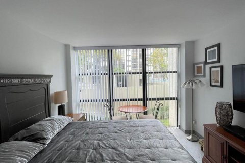 Condo in Sunny Isles Beach, Florida, 1 bedroom  № 2007138 - photo 13