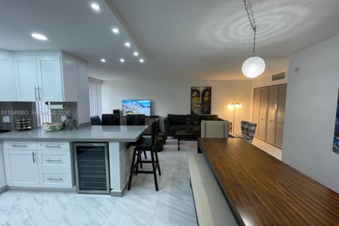 Condo in Sunny Isles Beach, Florida, 1 bedroom  № 2007138 - photo 3