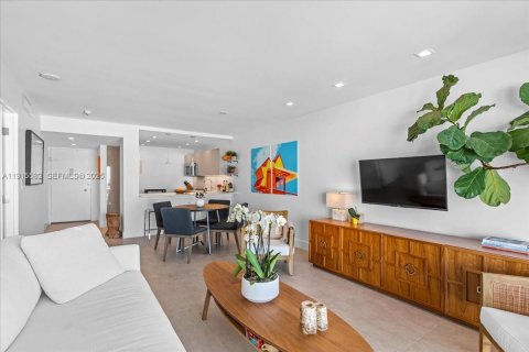 Condo in Miami Beach, Florida, 1 bedroom  № 1976574 - photo 13