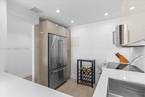 Condo in Miami Beach, Florida, 1 bedroom  № 1976574 - photo 18
