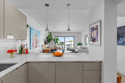 Condo in Miami Beach, Florida, 1 bedroom  № 1976574 - photo 17