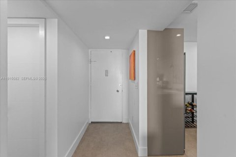 Condo in Miami Beach, Florida, 1 bedroom  № 1976574 - photo 22