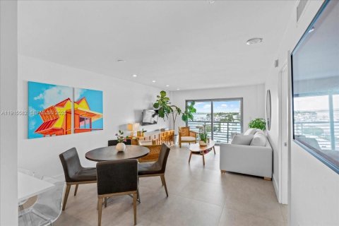 Condo in Miami Beach, Florida, 1 bedroom  № 1976574 - photo 11