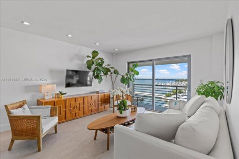 Condo in Miami Beach, Florida, 1 bedroom  № 1976574 - photo 1