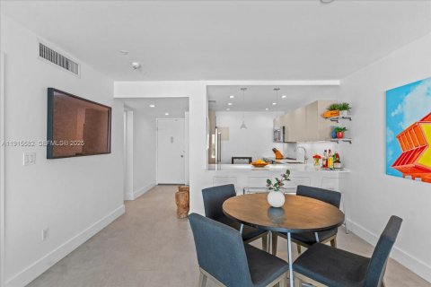 Condo in Miami Beach, Florida, 1 bedroom  № 1976574 - photo 9