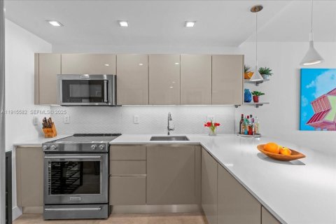 Condo in Miami Beach, Florida, 1 bedroom  № 1976574 - photo 15