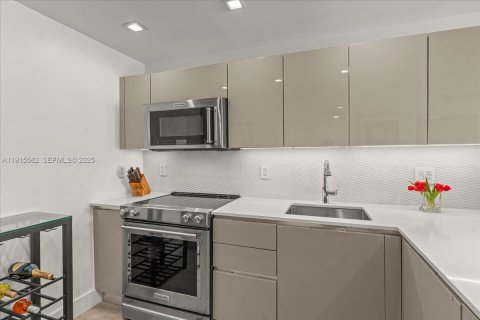 Condo in Miami Beach, Florida, 1 bedroom  № 1976574 - photo 16