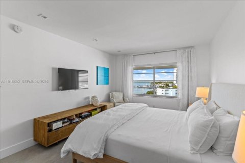 Condo in Miami Beach, Florida, 1 bedroom  № 1976574 - photo 27