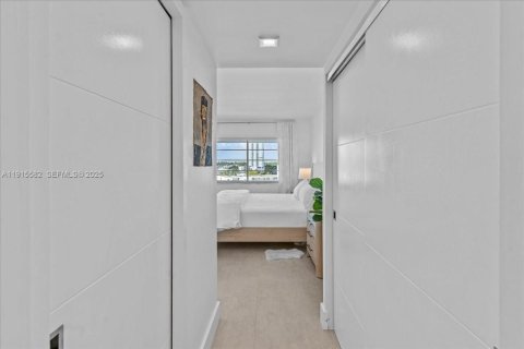 Condo in Miami Beach, Florida, 1 bedroom  № 1976574 - photo 21