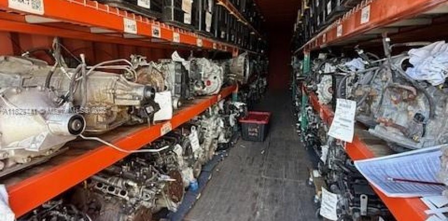 Commercial property in Miami, Florida № 1938544