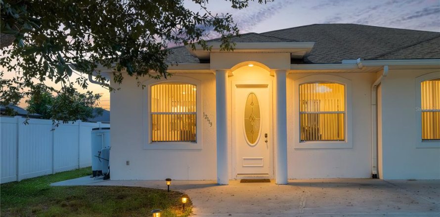 Commercial property in North Port, Florida 4 bedrooms, 213.49 sq.m. № 2387750