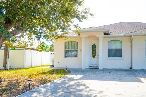 Commercial property in North Port, Florida 4 bedrooms, 213.49 sq.m. № 2387750 - photo 3