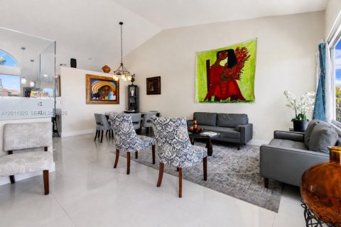 Villa ou maison à vendre à Pembroke Pines, Floride: 4 chambres, 191.56 m2 № 2075048 - photo 4