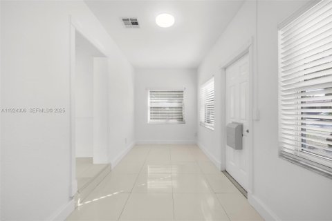 Villa ou maison à louer à Hollywood, Floride: 2 chambres, 117.24 m2 № 1982605 - photo 17