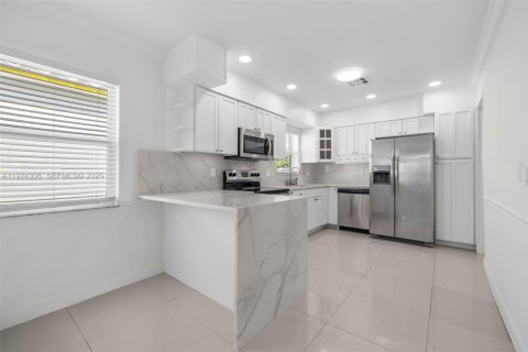 Villa ou maison à louer à Hollywood, Floride: 2 chambres, 117.24 m2 № 1982605 - photo 12