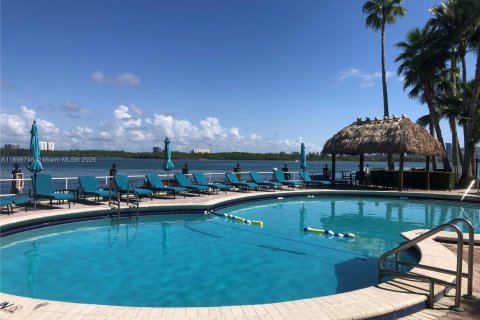 Condo in Bay Harbor Islands, Florida, 1 bedroom  № 1948383 - photo 15