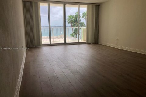 Condo in Bay Harbor Islands, Florida, 1 bedroom  № 1948383 - photo 13