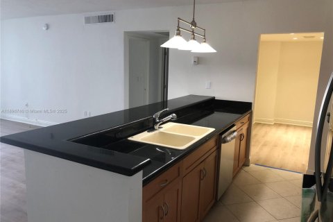 Condo in Bay Harbor Islands, Florida, 1 bedroom  № 1948383 - photo 10