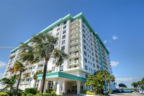 Condo in Bay Harbor Islands, Florida, 1 bedroom  № 1948383 - photo 4