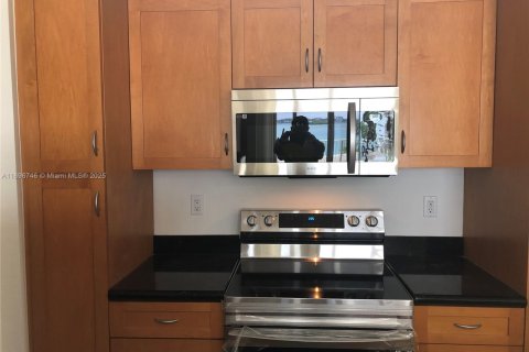 Condo in Bay Harbor Islands, Florida, 1 bedroom  № 1948383 - photo 12