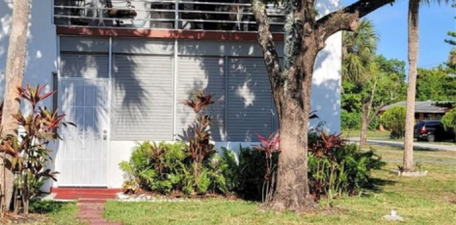Condo in Lauderhill, Florida, 2 bedrooms № 1186318