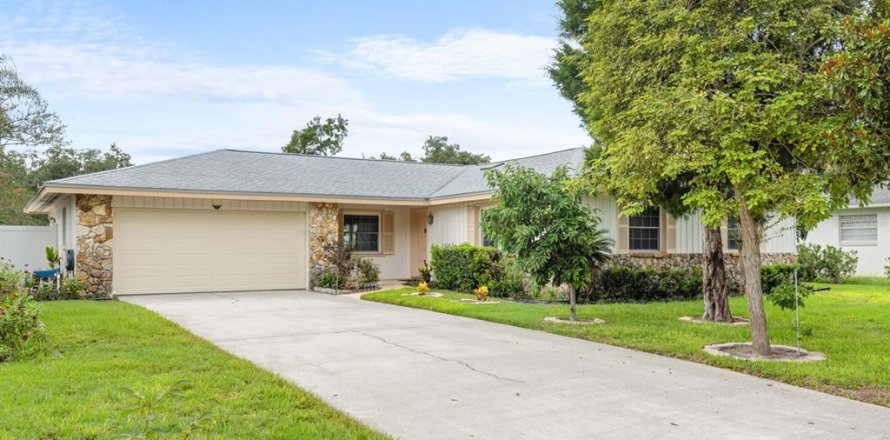 House in Longwood, Florida 3 bedrooms, 191.47 sq.m. № 2342130