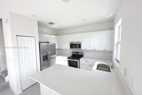 Touwnhouse à louer à Miami, Floride: 3 chambres, 137.77 m2 № 1976966 - photo 6