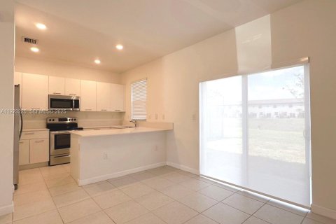 Touwnhouse à louer à Miami, Floride: 3 chambres, 137.77 m2 № 1976966 - photo 5