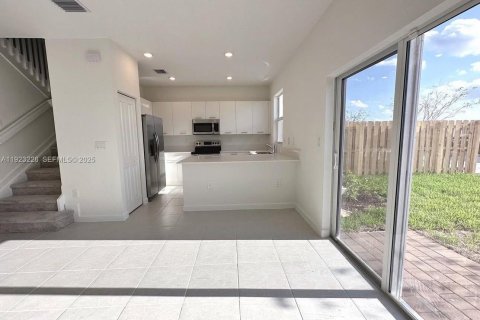 Touwnhouse à louer à Miami, Floride: 3 chambres, 137.77 m2 № 1976966 - photo 4