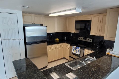 Condo in Miami, Florida, 2 bedrooms  № 2062582 - photo 4