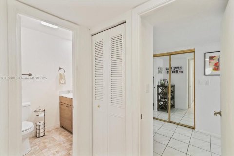 Condo in Royal Palm Beach, Florida, 2 bedrooms  № 1864807 - photo 27
