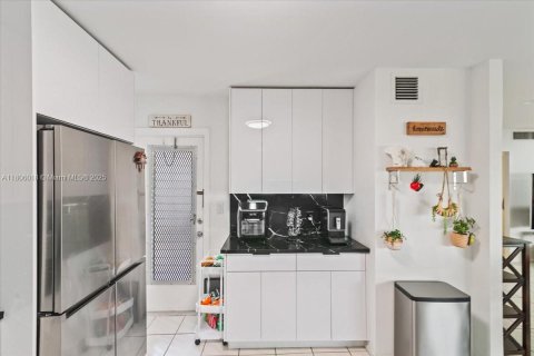 Condo in Royal Palm Beach, Florida, 2 bedrooms  № 1864807 - photo 10