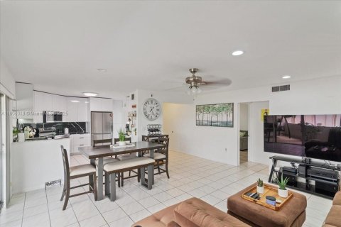 Condo in Royal Palm Beach, Florida, 2 bedrooms  № 1864807 - photo 7