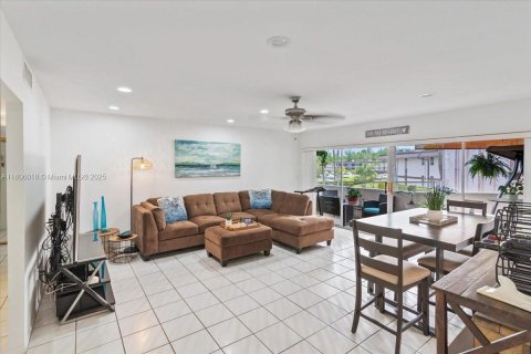 Condo in Royal Palm Beach, Florida, 2 bedrooms  № 1864807 - photo 5