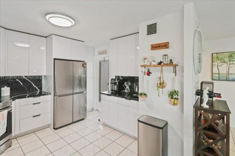 Condo in Royal Palm Beach, Florida, 2 bedrooms  № 1864807 - photo 12