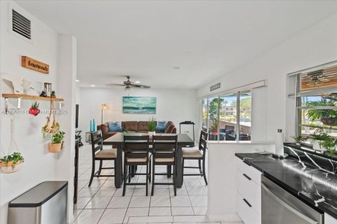 Condo in Royal Palm Beach, Florida, 2 bedrooms  № 1864807 - photo 14