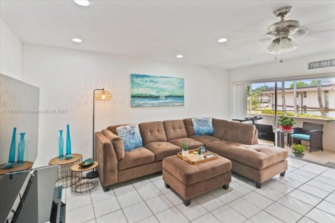 Condo in Royal Palm Beach, Florida, 2 bedrooms  № 1864807 - photo 6