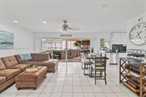Condo in Royal Palm Beach, Florida, 2 bedrooms  № 1864807 - photo 1