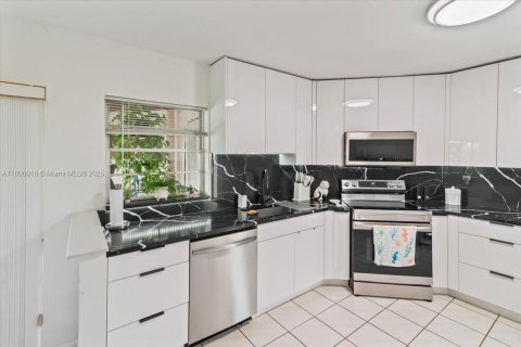 Condo in Royal Palm Beach, Florida, 2 bedrooms  № 1864807 - photo 11