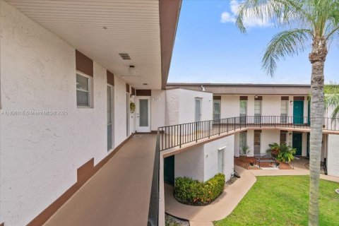 Condo in Royal Palm Beach, Florida, 2 bedrooms  № 1864807 - photo 30
