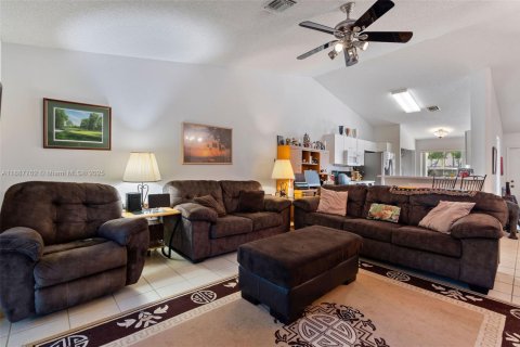 House in Weston, Florida 3 bedrooms, 122.26 sq.m. № 1938783 - photo 7