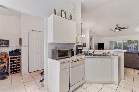 House in Weston, Florida 3 bedrooms, 122.26 sq.m. № 1938783 - photo 23
