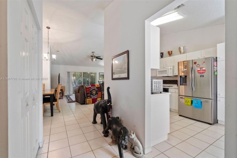 House in Weston, Florida 3 bedrooms, 122.26 sq.m. № 1938783 - photo 24