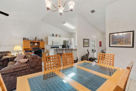 House in Weston, Florida 3 bedrooms, 122.26 sq.m. № 1938783 - photo 22