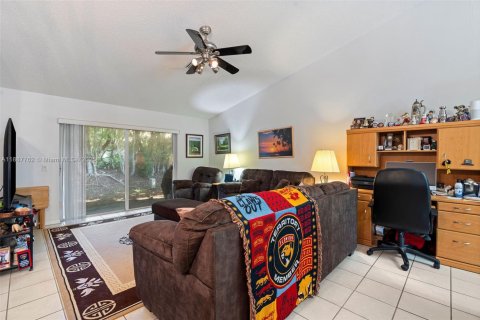 House in Weston, Florida 3 bedrooms, 122.26 sq.m. № 1938783 - photo 6